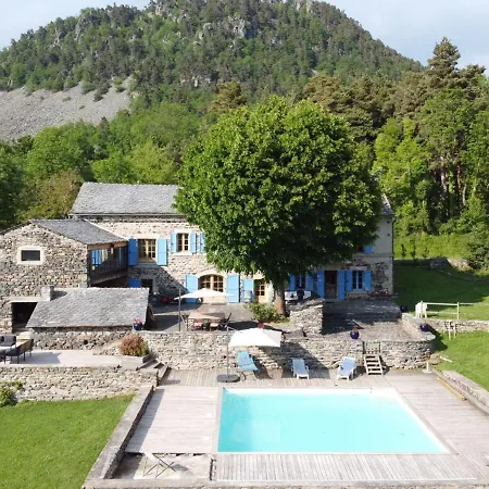 Bed & Breakfast Sejour Champetre : Magnifique Ferme Rehabilitee Avec Piscine, Terrasses Et Confort Moderne A St Etienne Lardeyrol - Fr-1-582-389