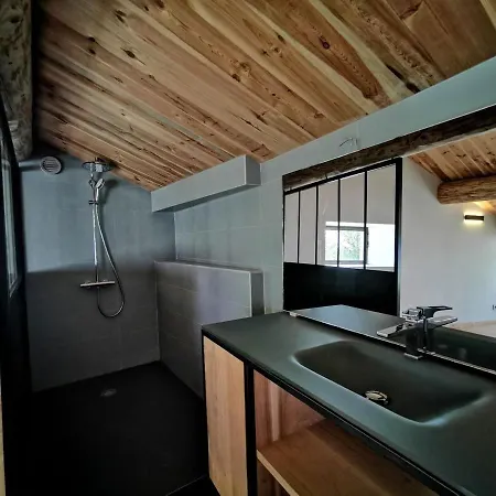 Sejour Champetre : Magnifique Ferme Rehabilitee Avec Piscine, Terrasses Et Confort Moderne A St Etienne Lardeyrol - Fr-1-582-389 Bed & Breakfast